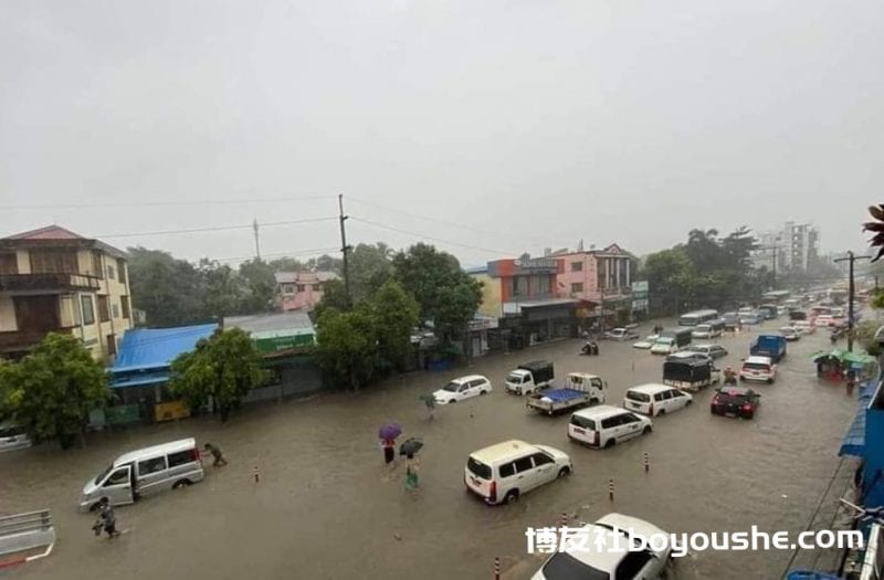 缅甸仰光遭暴雨袭击,多地道路被淹,部分地区水深淹及腰部