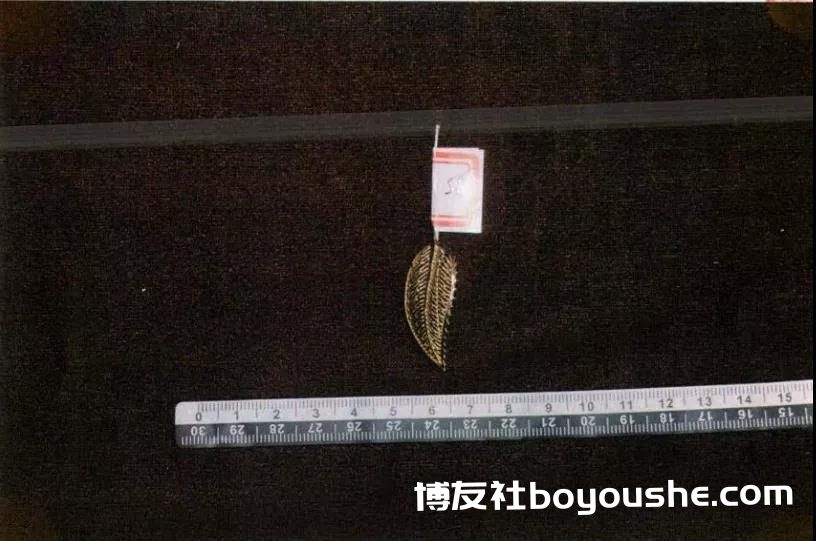 荒唐！沉迷赌博欠下40万，快递员顺走83万元宝石饰品，结果……