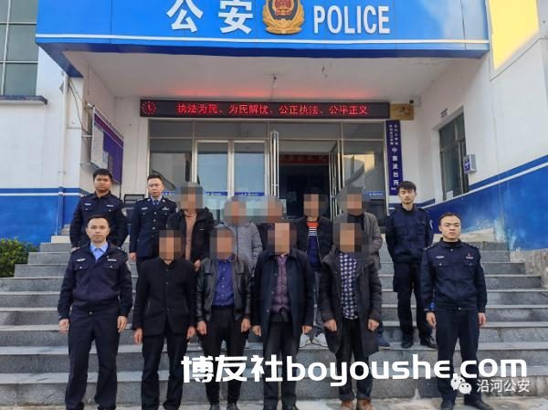 8名涉赌人员当场被抓，沿河警方成功捣毁“打老牌”赌博窝点