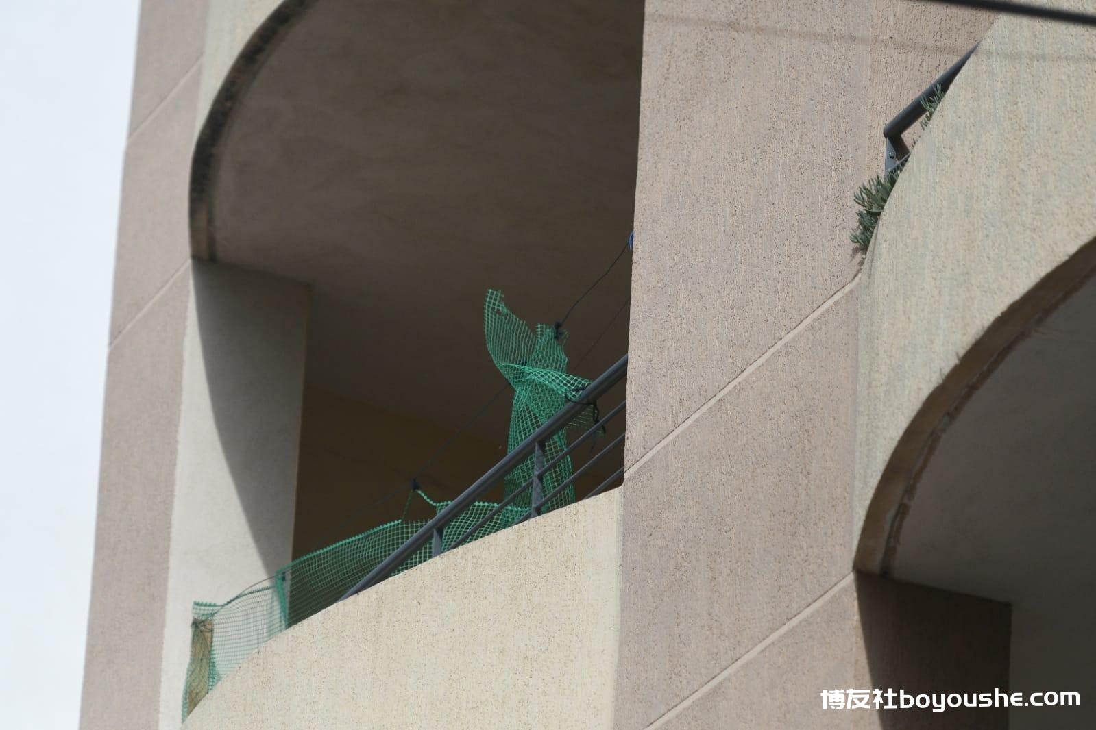 男孩从位于姆西达 (Msida) 一间公寓的阳台上掉下来。 照片：乔纳森·博格