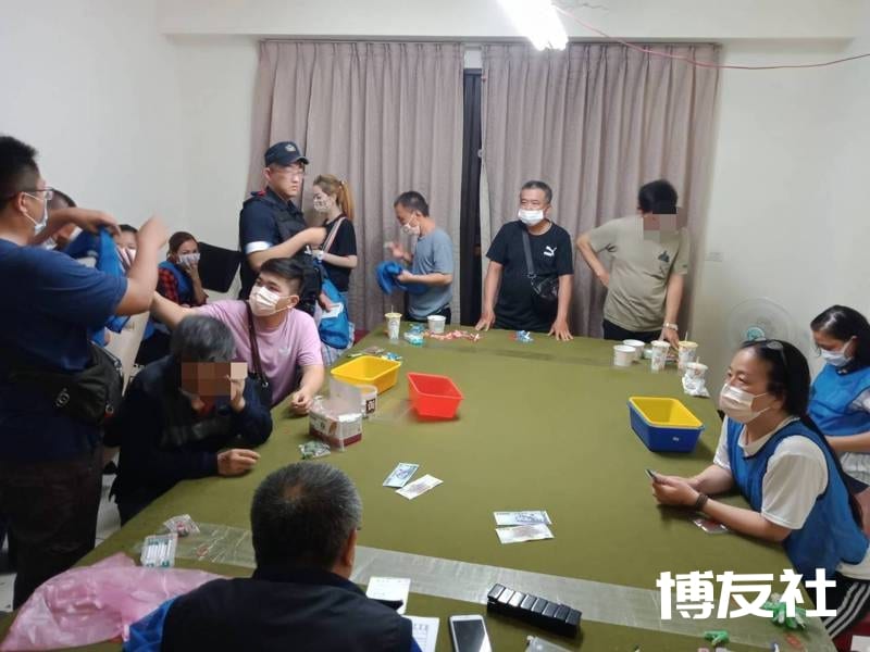 台南警方今晨破获苏姓女子所主持天九牌职业赌场，查扣抽头金及赌资等，带回27名赌客，依法究办。 记者邵心杰／翻摄